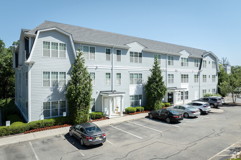 Colonial Pointe Franklin Lakes building exterior in Franklin Lakes